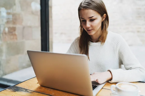 Retrato Mujer Joven Con Pelo Largo Rubio Sentado Frente Computadora —  Fotos de Stock