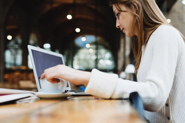 Retrato Encantadora Jovem Mulher Usando Laptop Com Conexão Internet Sem — Fotografia de Stock