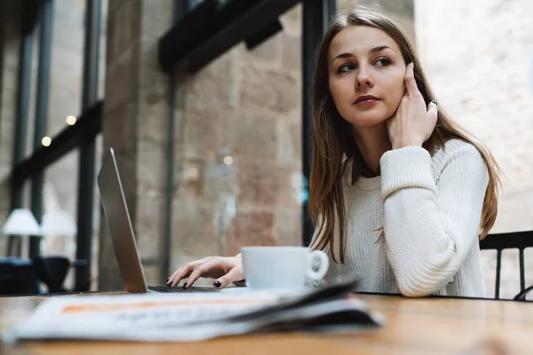 Mujer Joven Está Mirando Lado Mientras Está Sentado Café Con —  Fotos de Stock