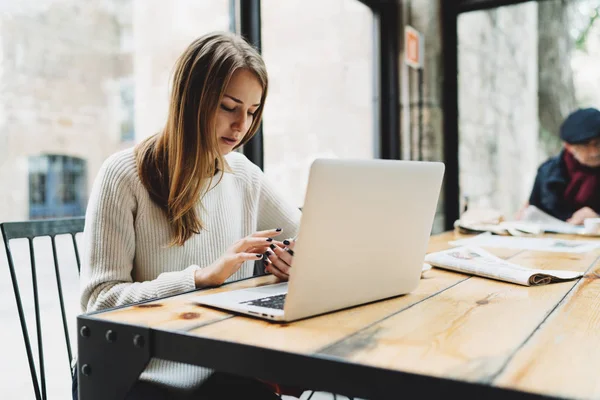 Bella Donna Bionda Sms Telefono Cellulare Mentre Seduto Moderno Caffè — Foto Stock