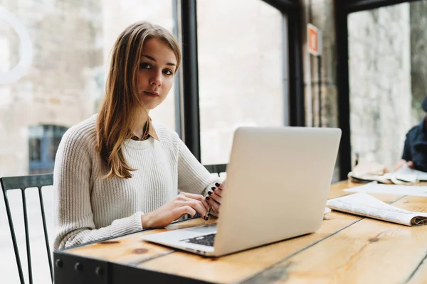 Freelancer Θηλυκό Χρησιμοποιώντας Φορητό Υπολογιστή Και Κινητό Τηλέφωνο Συνδεδεμένο Διαδίκτυο — Φωτογραφία Αρχείου