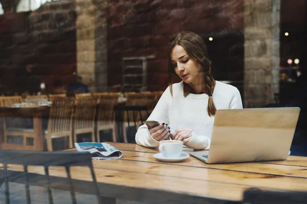 Attraente Caucasica Messaggi Lettura Femminile Telefono Cellulare Mentre Seduto Dietro — Foto Stock