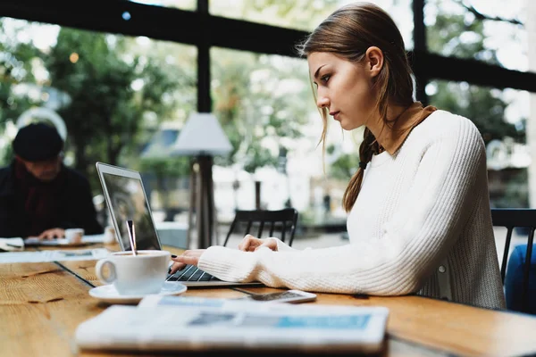 전화와 커피와 Coworking 공간에 앉아있는 노트북에서 디자이너 — 스톡 사진