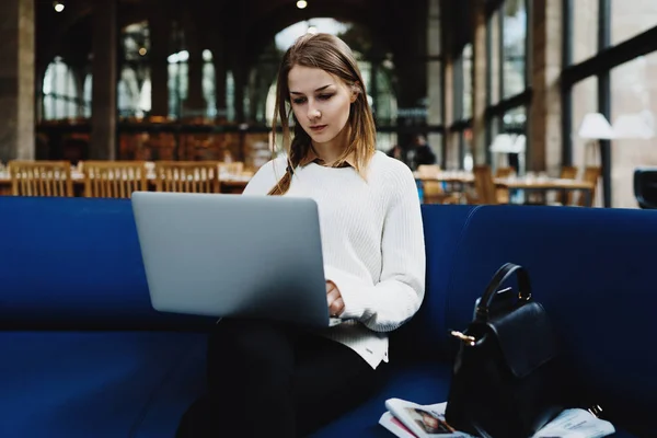 Mulher Bonita Usando Laptop Enquanto Sentado Uma Cafeteria — Fotografia de Stock