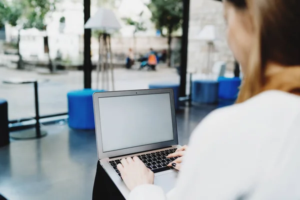 Young Woman Using Laptop Blank Screen Modern Coffee Shop — Stock Photo, Image