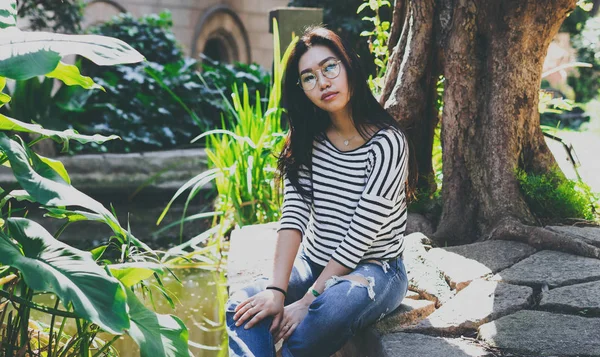 Framgångsrika Asiatisk Kvinna Avkopplande Stadsparken Solig Dag Samtidigt Fri Tid — Stockfoto