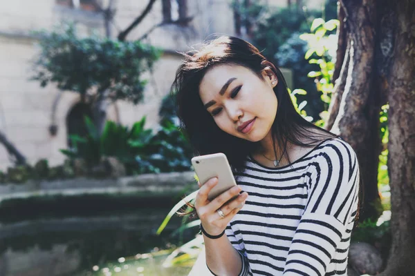 Ung Vakker Asiatisk Kvinne Som Leser Beskjeder Smarttelefon – stockfoto
