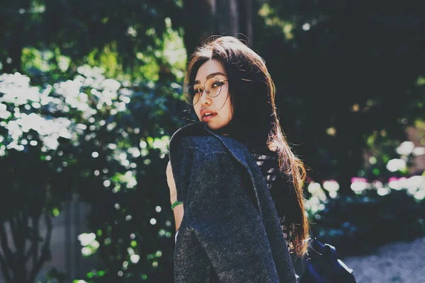 Wanita Asia Cantik Dengan Rambut Hitam Panjang Memakai Kacamata Dengan — Stok Foto