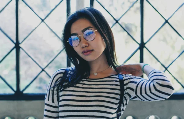 Atraente Asiática Fêmea Vestindo Óculos Olhando Para Câmera Enquanto Estava — Fotografia de Stock