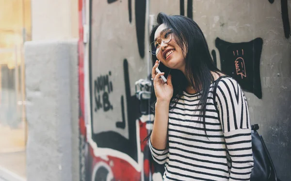 Giovane Attraente Asiatica Hipster Donna Parlando Telefono Cellulare Mentre Piedi — Foto Stock