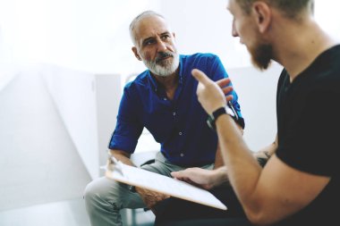 Profesyonel gazeteciler yayımcıdan yaklaşan uluslararası zirve tüm noktaları kapsayacak yeni atama tartışıyor. CEO ve yeni şirket satış raporu ofiste konuşurken Yöneticisi.
