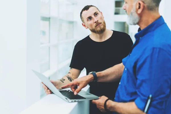 Gerente Recursos Humanos Mostrando Informe Aumento Recursos Humanos Computadora Portátil — Foto de Stock