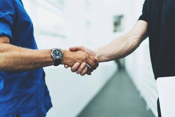 Erfolgreiche Geschäftsleute Lässiger Kleidung Schüttelten Sich Die Hände Sich Gegenseitig — Stockfoto