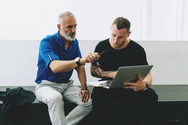 Portrait Two Business Partners Having Business Conversation Discussing Company Sales — Stock Photo, Image