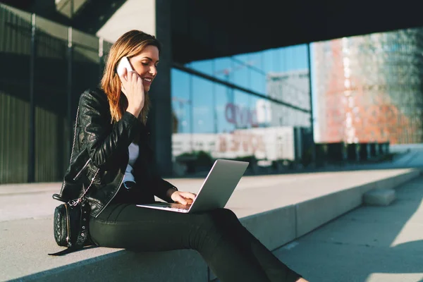 Büroangestellte Verbringen Ihre Freizeit Freien Mit Einem Mobiltelefon Und Einem — Stockfoto