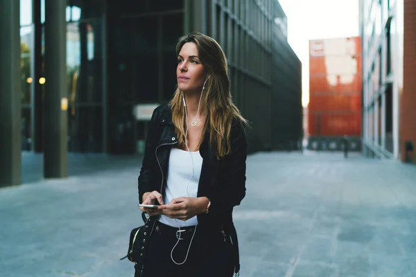 Foto Menina Hipster Lendo Mensagens Smartphone Enquanto Está Sobre Fundo — Fotografia de Stock