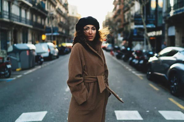 Modèle Look Hipster Girl Vêtements Mode Traversant Route Sur Coucher — Photo