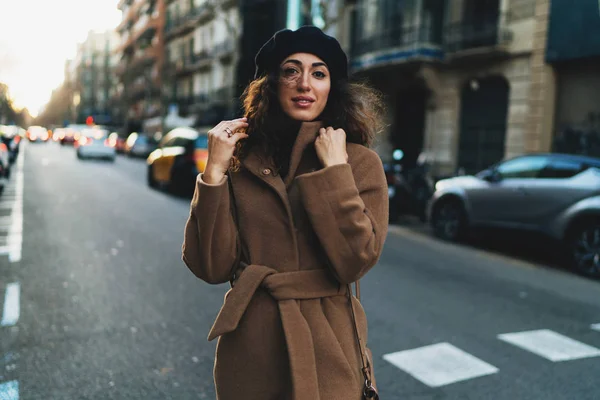 Hermosa Mujer Negocios Tocándose Pelo Mientras Cena Informal Negocios Con — Foto de Stock