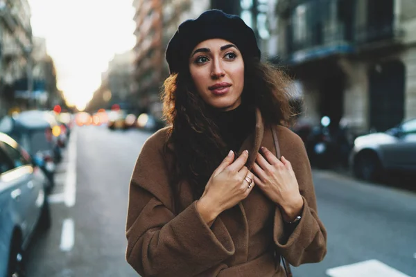 Retrato Metade Comprimento Uma Mulher Caucasiana Encantadora Vestindo Roupas Moda — Fotografia de Stock