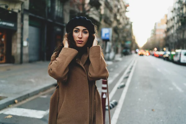 Belle Femme Caucaissienne Aux Longs Cheveux Bouclés Foncés Portant Manteau — Photo