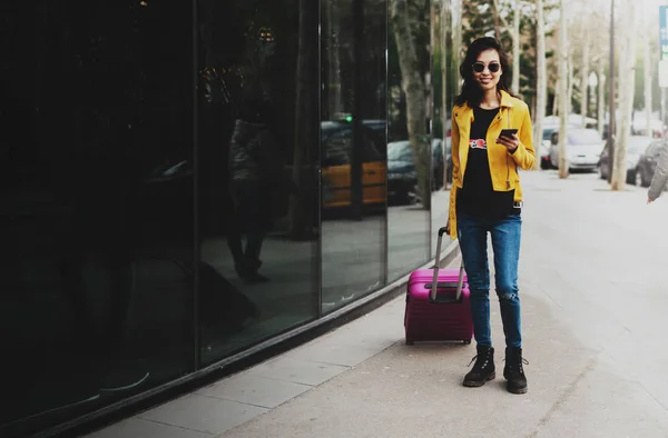 Bir Otele Yürüyen Elinde Modern Mobil Gadget Ile Heyecanlı Kadın — Stok fotoğraf