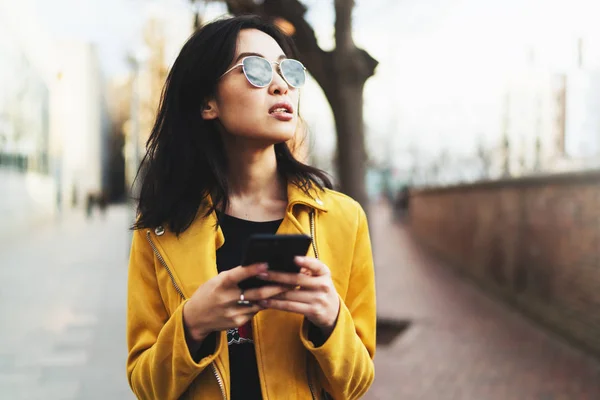 Half Length Portrait Thoughtful Asian Woman Trendy Sunglasses Enjoying Smartphone — Stock Photo, Image