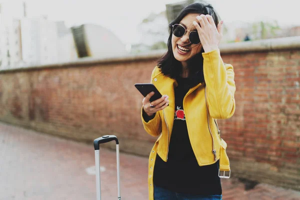 旅行ブロガーは ブログの新しい投稿を考え タクシーが新しい旅行を開始するのを待っている間 携帯電話でメモを作ります アジアの女性は 新しい都市で予約されたホテルを見つけるためにオンラインマップをチェック — ストック写真