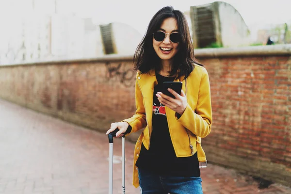 Encantadora Mujer Turista Asiática Con Pelo Largo Oscuro Con Gafas — Foto de Stock