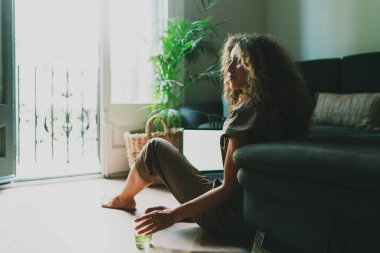 Mesajınız veya tanıtım içeriğiniz için boş bir kopya ekranı ile netbook üzerinde çalışan genç bayan öğrenci. Kadın evde bir katta otururken dizüstü bilgisayar kullanarak başarılı bir serbest çalışan..