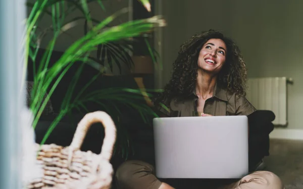 在科罗纳病毒大流行时期 女性员工在家中享受远程工作的同时 坐在笔记本电脑旁进行自我隔离 成功的自由职业者很高兴收到新的工作指令 — 图库照片