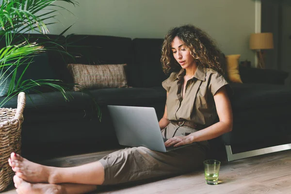 Wanita Cantik Berpakaian Santai Sedang Bersantai Lantai Samping Sofa Nyaman — Stok Foto