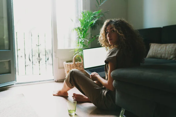 Pemandangan Kembali Pekerja Lepas Wanita Muda Yang Sukses Menggunakan Netbook — Stok Foto