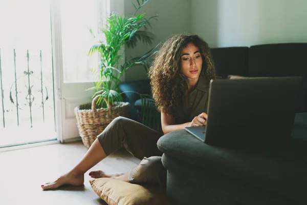 Wanita Hispanik Cantik Yang Bekerja Komputer Laptop Sambil Duduk Lantai — Stok Foto