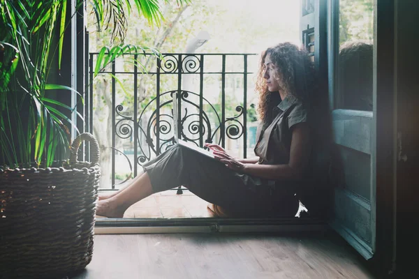 Foto Vista Laterale Una Bella Donna Con Lunghi Capelli Ricci — Foto Stock