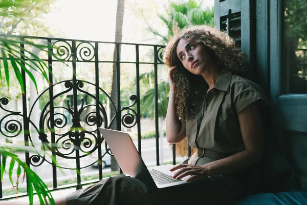 Wanita Termenung Melihat Samping Sambil Duduk Lantai Dengan Komputer Laptop — Stok Foto