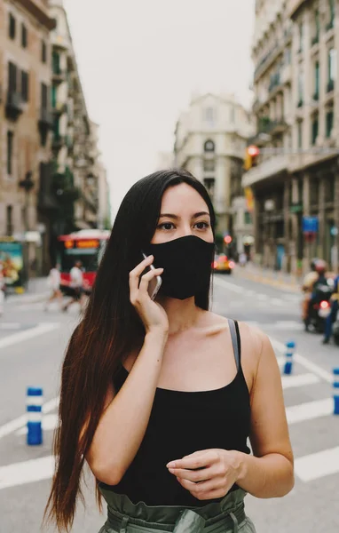 Young Girl Wearing Black Sterile Medical Face Mask Talking Mobile — Stock Photo, Image