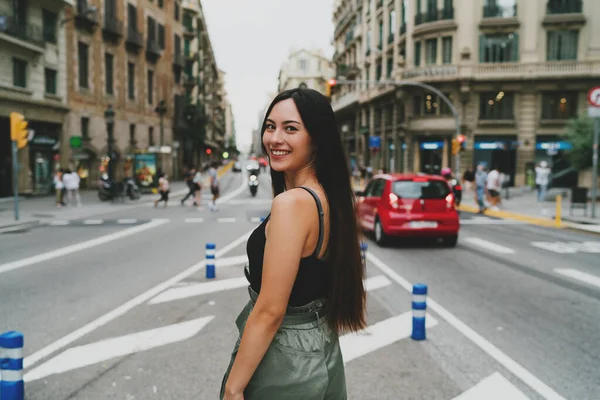 Çekici Beyaz Siyah Saçlı Turist Kadın Sokakta Yürürken Kameraya Bakıyor — Stok fotoğraf