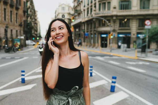 Sokakta Beklerken Cep Telefonuyla Konuşurken Gülümseyen Güzel Bir Kadının Portresi — Stok fotoğraf