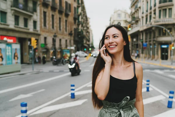 Wanita Muda Kaukasia Berbicara Dengan Smartphone Sambil Berdiri Jalan Seorang — Stok Foto