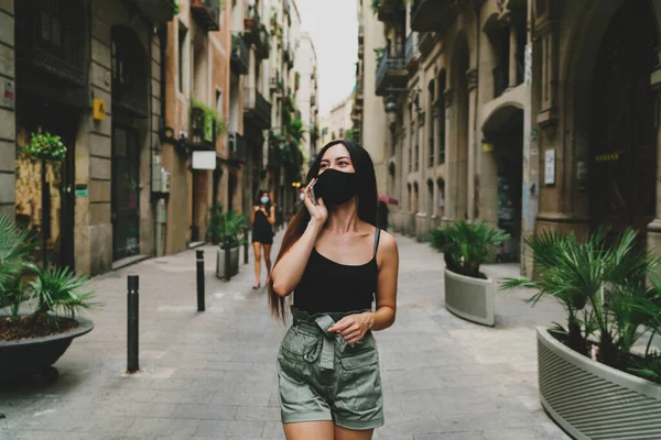 Jovem Feliz Curtindo Rua Andando Após Período Quarentena Cidade Mulher — Fotografia de Stock