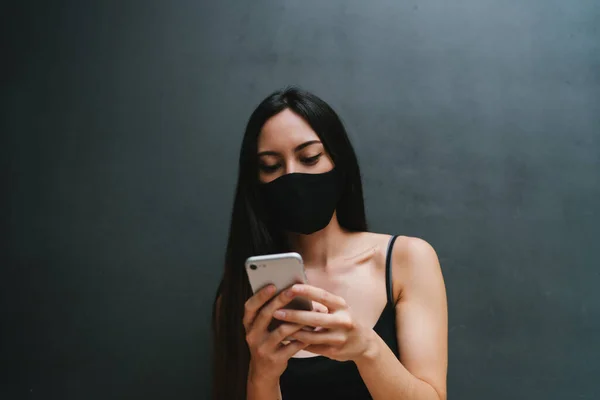 Retrato Media Longitud Una Joven Morena Caucásica Pelo Largo Con — Foto de Stock