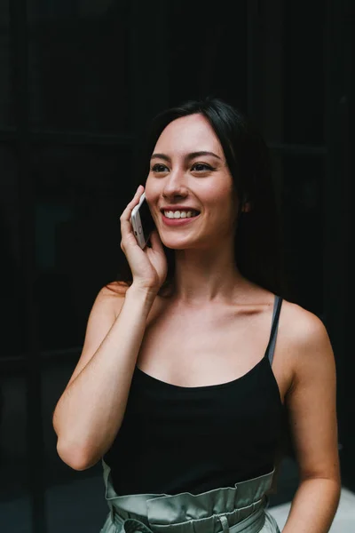 Wanita Bisnis Muda Senang Menerima Panggilan Dari Ponsel Dengan Berita — Stok Foto