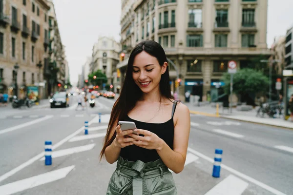 Genç Seyahat Blogcusu Cep Telefonuna Yolculukla Ilgili Notlar Alıyor Sokakta Stok Fotoğraf