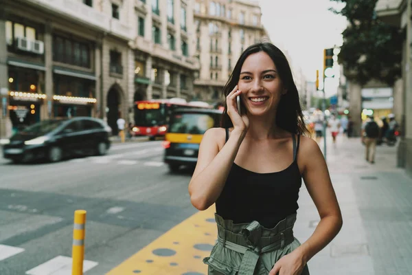 Vidám Hipszter Lány Csevegett Egy Barátjával Mobilon Miközben Sétált Utcán Stock Fotó