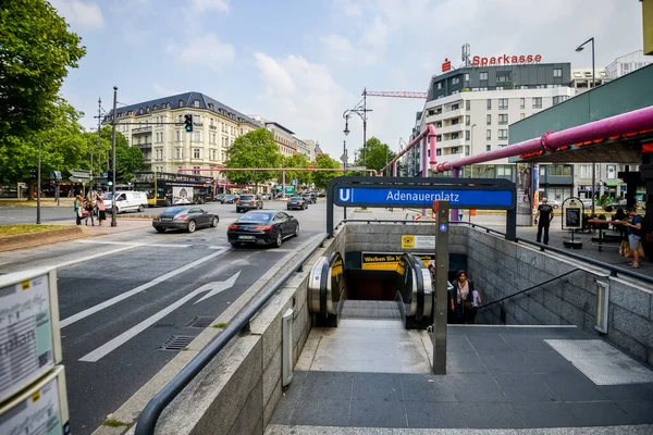 Berlin Almanya 'nın şehir hayatı ve sokakları. BERLİN, GERÇEK - 19 Ağustos 2015