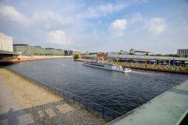 Şehir hayatı ve ünlü Reichstag binası. Berlin, Almanya