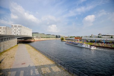 Şehir hayatı ve ünlü Reichstag binası. Berlin, Almanya