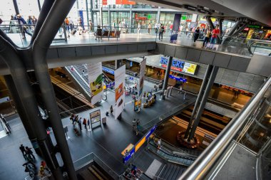 Berlin 'deki merkez tren istasyonu. Berlin - Hauptbahnhof. Modern cam mimarisi. Berlin, Almanya - 19 Ağustos 2015
