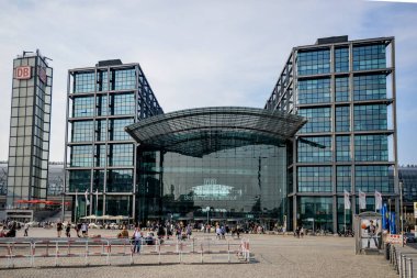 Berlin 'deki merkez tren istasyonu. Berlin - Hauptbahnhof. Modern cam mimarisi. Berlin, Almanya - 19 Ağustos 2015