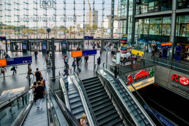Berlin 'deki merkez tren istasyonu. Berlin - Hauptbahnhof. Modern cam mimarisi. Berlin, Almanya - 19 Ağustos 2015